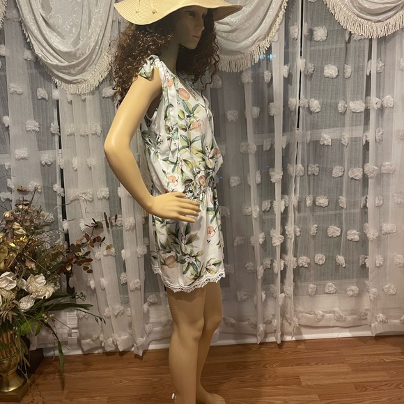 Plump Pretty Sugar Floral Romper - Picture 2 of 3